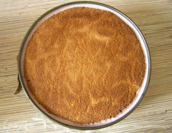 Накрыть третьим коржом. Убрать в холодильник до использования.