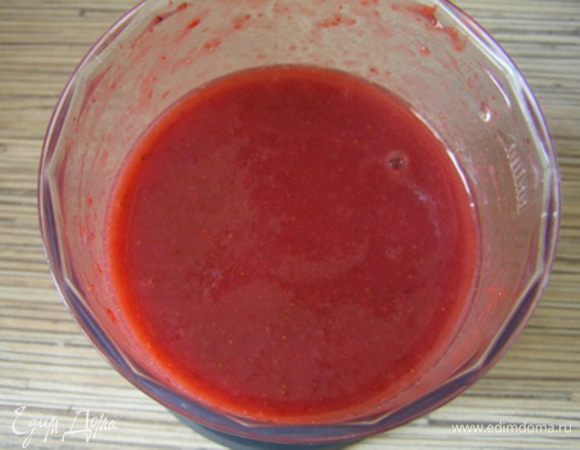 Приготовить клубнично-мятное желе. Желатин замочить в холодной воде на 10 минут. Клубнику пюрировать в блендере, добавить мятный сироп и сок лимона, перемешать. Нагреть смесь и добавить отжатый желатин, перемешать до растворения.