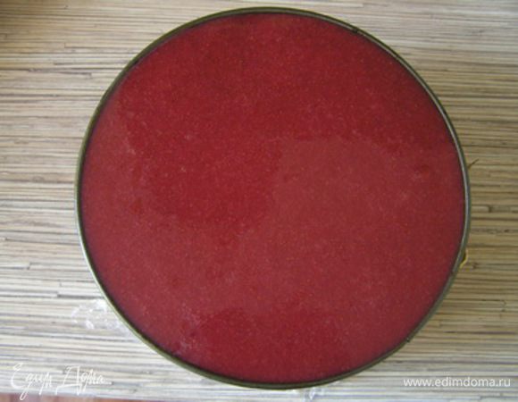 Торт достать их холодильника, залить клубнично-мятным желе. Убрать снова в холодильник до полного застывания на несколько часов.