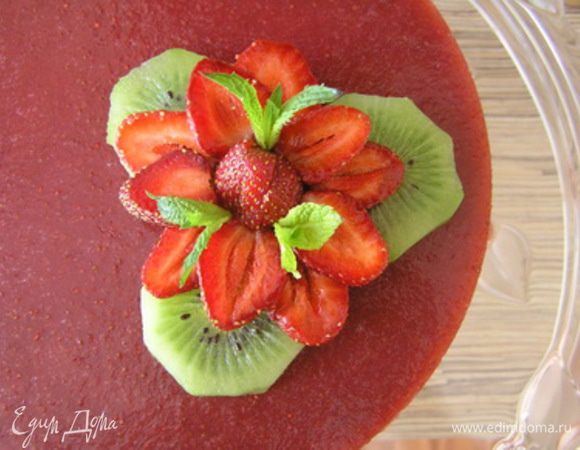 Сверху украсить киви, клубникой и мятой.