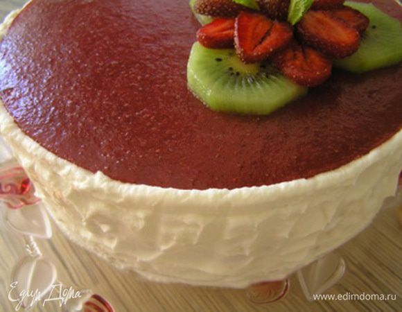 Взбить сливки, украсить бока торта.