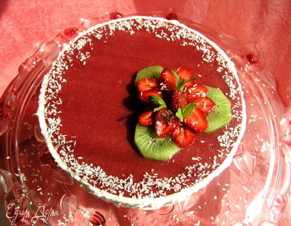 Посыпать кокосовой стружкой. И вот он готов, шикарный баварский торт, ммм... :)