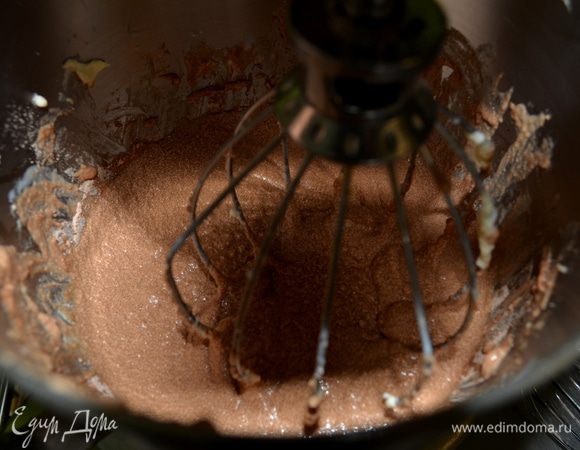 Миксером взбить слив. масло и сахар до мягкого состояния. Добавить по одному яйцу зараз. Затем ванилин и смешанную муку и в конце сметану. Все смешиваем, перемешиваем.