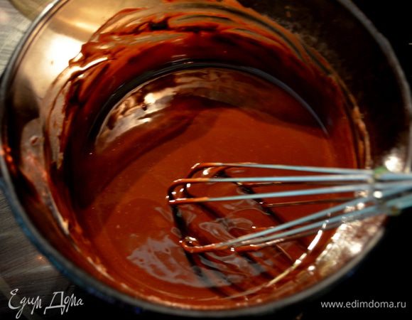 Приготовим шоколадную глазурь.
Поставим сливки на огонь и как они закипят добавим шоколад, поломав на плитки. Снимем с огня, помешиваем, весь шоколад должен разойтись. Дадим остыть 2-3 мин.