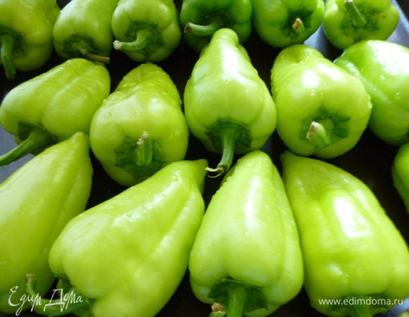 Перец моем и выкладываем на противень.Хвостики оставляем,так удобней потом его переворачивать.Отправляем в горячую духовку и запекаем 15-20минут,переворачивая время от времени.