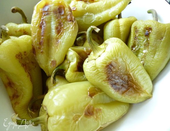 Запеченный перец складываем в миску,закрываем крышкой и даем остыть.За это время отслоится кожица и будет легко сниматься.