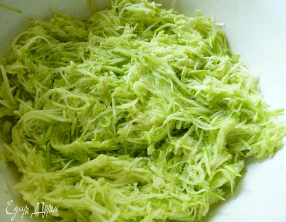 Теперь приготовим соус:Кабачки натереть на терке мелкой стружкой.