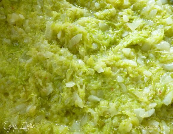 Добавить кабачки,закрыть крышкой и тушить на небольшом огне 15-20минут.Изредка помешивать ложкой.