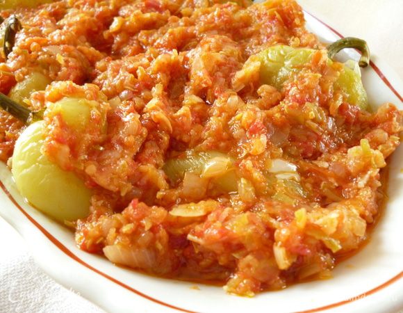 Теперь берем глубокое блюдо,выкладываем перец(можно обрезать ножницами хвостики,а можно оставить).Мой муж любит брать перец руками:) Сверху выкладываем соус.Даем минут 30 настояться и можно пробовать.Приятного вам аппетита!