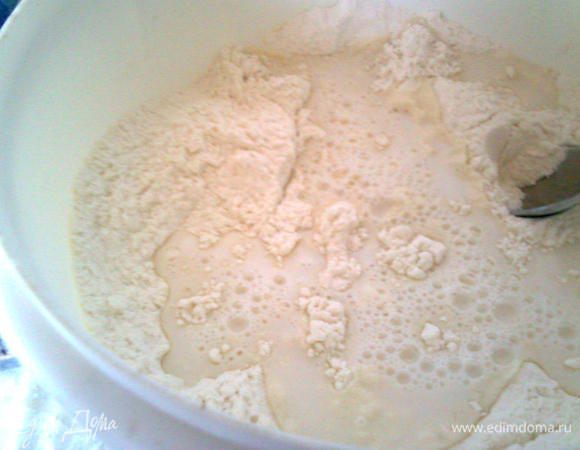 Проверяем дрожжи. В небольшом количестве теплого молока с сахаром разводим дрожжи и даем постоять 10 мин. Если пенная шапка образовалась идем дальше. В миску просеиваем муку, добавляем сахар и дрожжевую смесь. Перемешиваем.