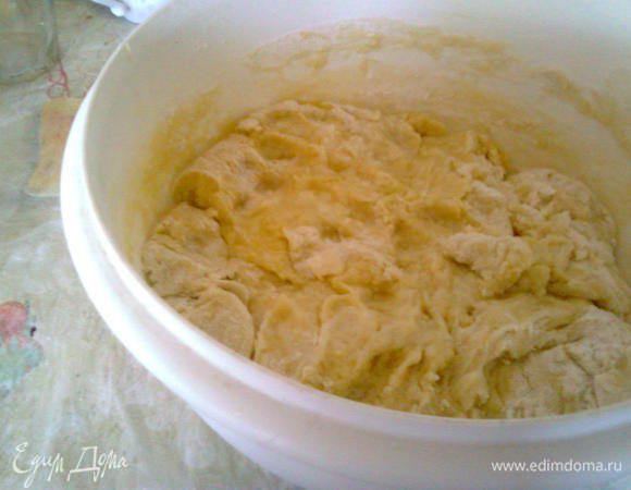 Далее очередь яиц, молока, ванили, цедры. Вымешиваем миксером до однородности пару минут.