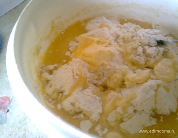 Сливочное масло размягченное нарезаем мелкими кубиками и вмешиваем частями в тесто с щепоткой соли.Процесс вымешивания займет минут 7-10