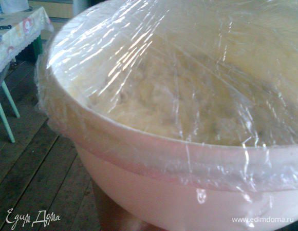 Тесто укрываем пищевой пленкой.Ставим в холодильник на 4 часа.