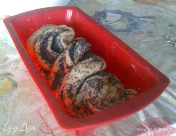 Переплетаем в жгут концы и перекладываем в застеленную форму. Накрываем пленкой и даем постоять 1 час. Рулет можно смазать яйцом или молоком.Выпекаем при 170 градусах 30-35 минут.