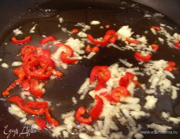 Имбирь трем на терке, из чи удаляем семена и режем его тонкими колечками. Выкладываем их в сотейник, добавляем сахар, уксус, рыбный соус. Доводим до кипения и готовим 4 минуты.
