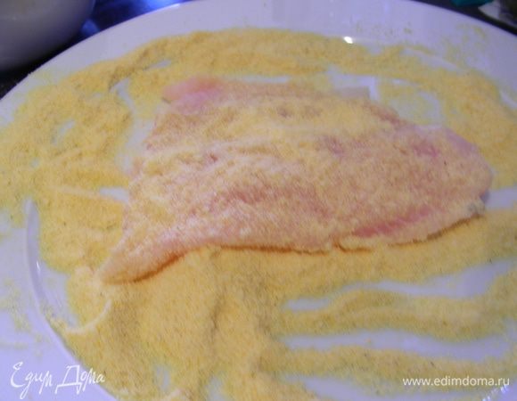 Рыбу нарезаем небольшими кусочками, обваливаем в муке и обжариваем в разогретом масле. Время зависит от размера Ваших кусочков - от 3 до 10 минут. Я обжаривала в небольшом количестве оливкового масла, поэтому я их на большом огне быстренько обжарила до хрустящей корочки, затем огонь снизила до минимума, закрыла крышкой и довела до готовности еще минут 5. В исходном рецепте кусочки обжариваются в большом количестве разогретого масла по 3 минуты, затем их выкладывают на салфетку, чтобы убрать лишнее масло. 
