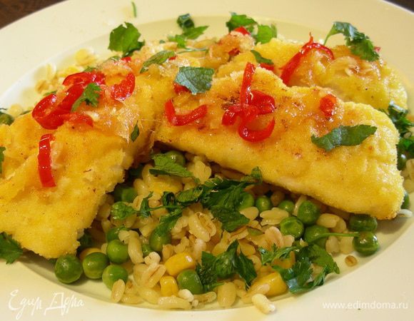 Подаем блюдо следующим образом: на тарелку выкладываем гарнир (рис, широкая лапша и т.д.), сверху выкладываем кусочки рыбы, поливаем их имбирной глазурью и посыпаем зеленью. У нас в качестве гарнира был кускус с зеленым горошком. Приятного аппетита)