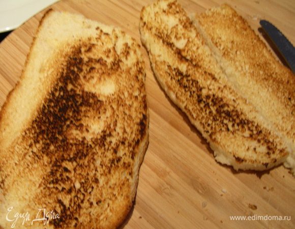 На небольшом количестве растительного масла обжариваем наш хлебушек до золотистого цвета (у меня немного перерумянился, но на вкусе не отразилось). Оставляем гренки охлаждаться.
