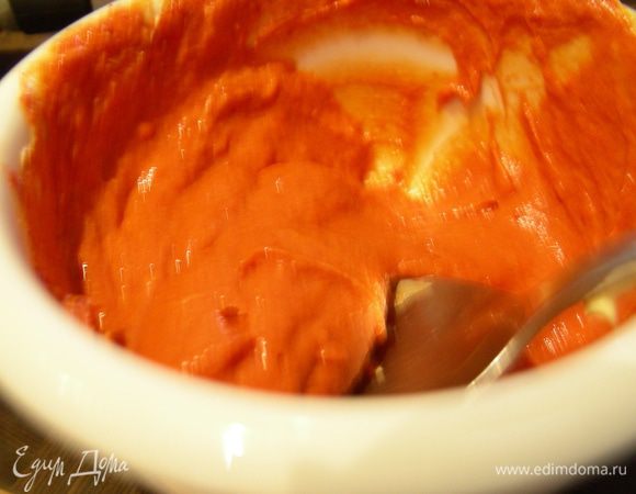 В это время готовим намазку. Смешиваем сливочное масло и томатную пасту. Если вдруг получается жидковато, то можно смесь убрать в холодильник минут на 5. 