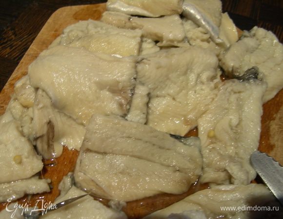 Филе режем на кусочки по размеру будущих канапе (если сельд была в масле, то надо ее обсушить хорошенько).
