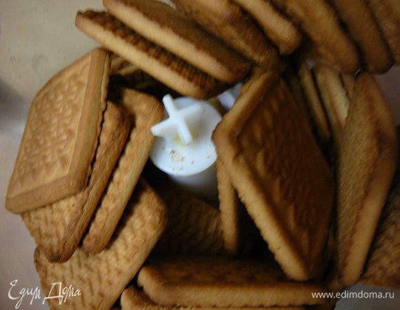 Печенье смолоть в мелкую крошку,в блендере или же перетереть руками.