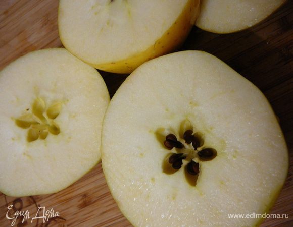 Яблоки очистить от шкурки и семян,нарезать кубиками и залить кипятком,закрыть крышкой и оставить минут на 10.