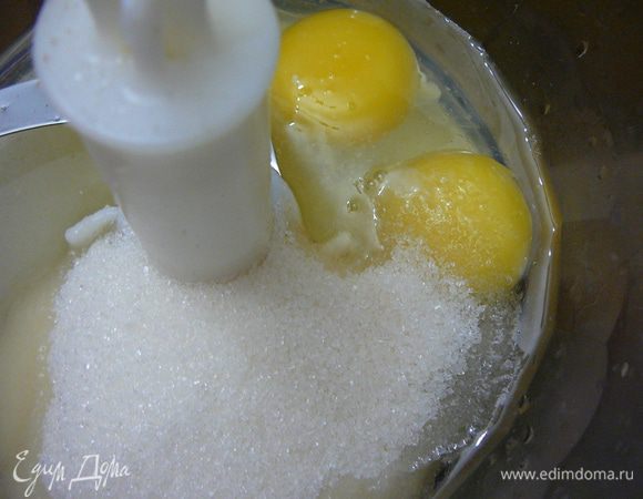 Тем временем сделать творожную заливку,по рецепту http://www.edimdoma.ru/retsepty/43548-tvorozhno-medovyy-pirog.