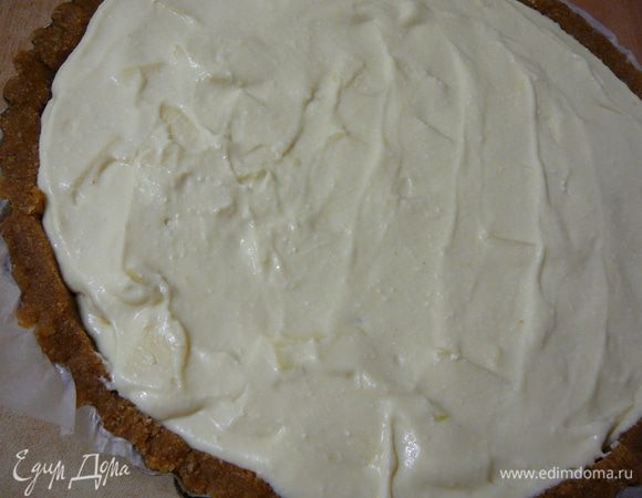 С яблок слить воду и перемешать с творожно-медовой заливкой.Перелить начинку на основу из печенья.