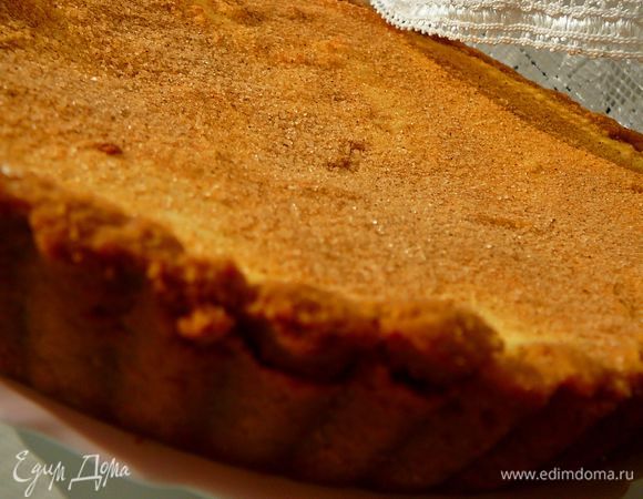 Выпекать при 170С.в заранее разогретой духовке,около 30минут.Посыпать еще теплый пирог смесью сахара и молотой корицы.Дать остыть и поставить в холодильник на час,два,чтоб основа схватилась.