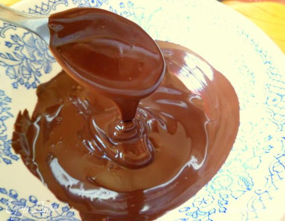 растопить шоколад в микроволновке, дать немного остыть