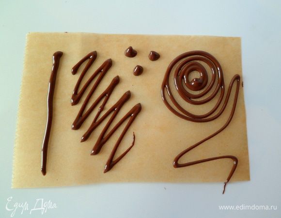 наполнить полиэтиленовый мешочек шоколадом, предварительно сделав дырочку на конце. Начинаем разминку: сначала поучитесь сделать просто точки, линии, зигзаги. Нужно почуствовать шоколад и понять, как с ним работать.