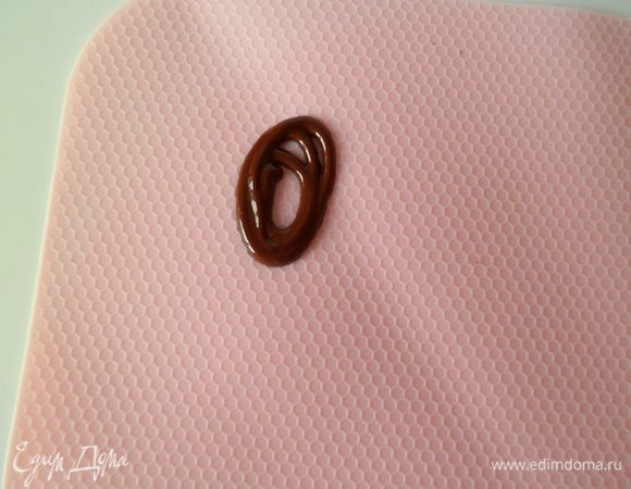 рисуем шоколадом либо на пек. бумаге, либо на силиконовом коврике. Делаем сначала овал.