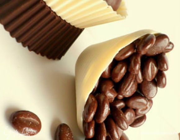 Шоколадные корзинки думаю уже все знают как делать. Наносим кисточкой шоколад, обмазывая формочки желательно толстым слоем (лучше силиконовые) в 2 этапа или 3. После каждого отправляем в холод для застывания.