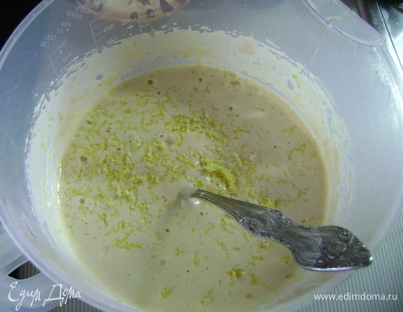 Муку вместе с крахмалом аккуратно примешать к яичному крему. Добавить лимонную цедру и соль. 