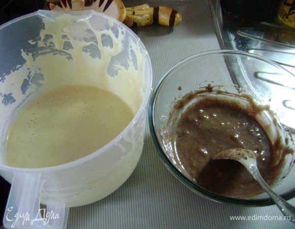 1/3 теста выложить в другую миску и примешать к нему какао-порошок. 