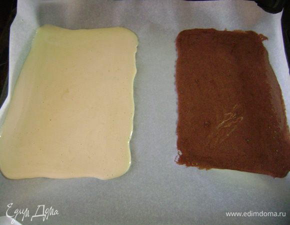 Противень и разъёмную форму выстелить пергаментной бумагой. Часть белого бисквита вылить в разъёмную форму, чтобы только покрыло дно. Оставшийся белый бисквит и коричневый вылить на противень, не смешивая, сформировав прямоугольники. Выпекать бисквит 10 мин. 