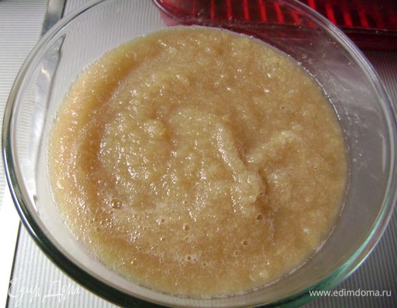 Тем временем помыть яблоки и грушу, очистить, разрезать пополам, удалить сердцевину и натереть на терке, добавив сразу лимонный сок. Варить натертые фрукты в яблочном соке до тех пор, пока не станут мягкими. Затем сделать из них пюре. Замочить желатин в холодной кипяченой воде. 