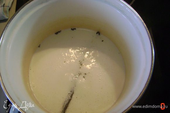 Для крема довести до кипения молоко, в которое положить надрезанный вдоль стручок ванили.