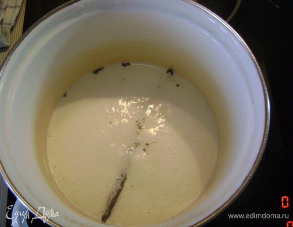Для крема довести до кипения молоко, в которое положить надрезанный вдоль стручок ванили. 