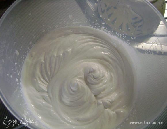 Затем примешать к крему пюре из яблок и груш и поставить в прохладное место. Взбить сливки в густую пену и смешать с йогуртом. 