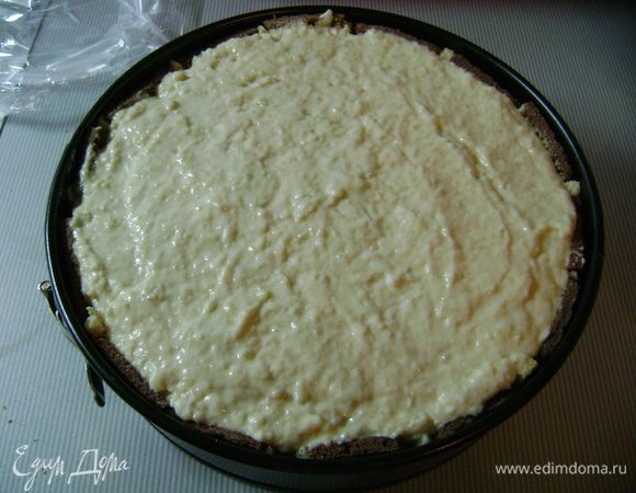 Когда крем начнет застывать, ввести в него массу из сливок и йогурта и затем наполнить половиной крема форму. Выложить остатки остатки бисквита и залить оставшимся кремом. 