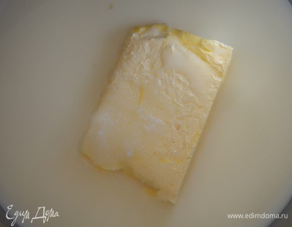 В сотейнике смешать молоко с маслом, с солью и сахаром и довести до кипения. Масло должно полностью разойтись