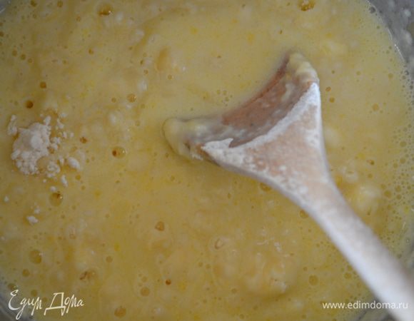 Снять с огня...постоянно помешивая ввести просеянную муку с разрыхлителем, должно получится густое заварное тесто. 