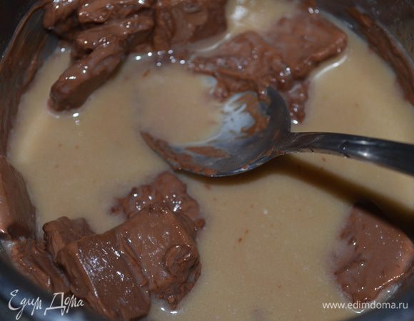 Приготовть соус: в небольшом ковшике довести до кипения смесь масла и воды. Снять с огня и добавить мелко поломанную шоколадку. Помешать...пока шоколад полностью не растворится. 