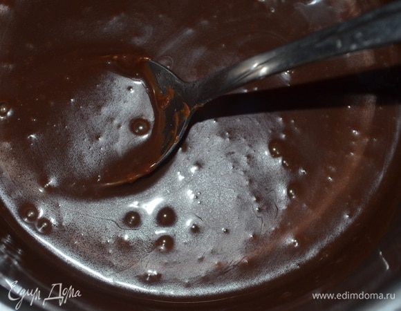 Получается шоколадный соус. Его остудить, чтобы он стал густым и вязким. 