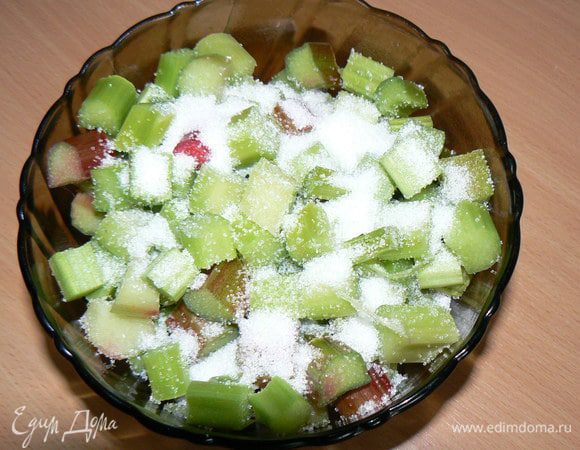 Ревень нарезать, засыпать сахаром.