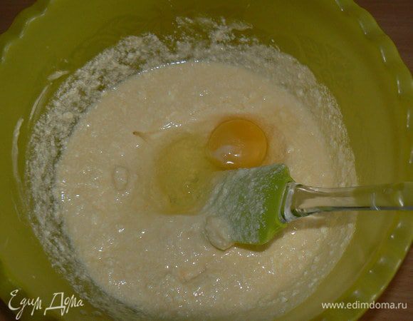 Приготовить тесто. Смешать творог с размягченным маргарином. Добавить яйцо.