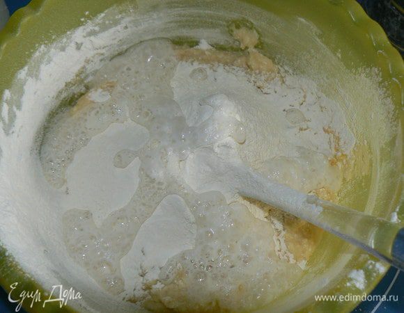 Всыпать сахар, просеянную муку, гашеную уксусом соду.