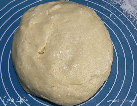 Замесить мягкое тесто.