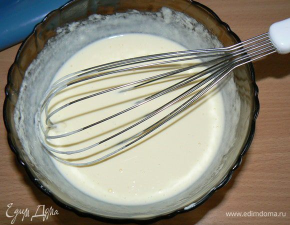 Приготовить заливку. Слегка взбить яйца со сметаной, сахаром и ванильным сахаром.